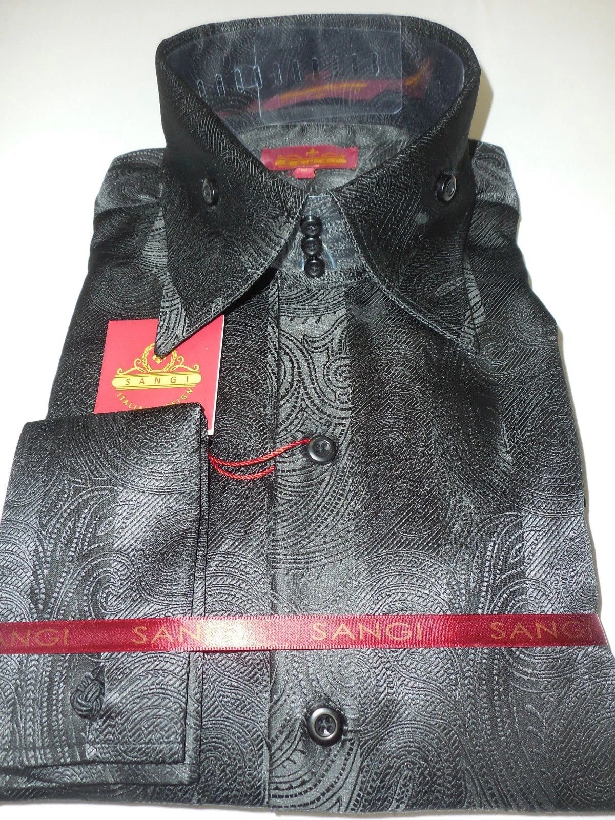 Camisa SANGI 1043: Elegancia Negra con Paisley Brillante, Cuello Alto y Puños Sofisticados. ¡Imprescindible!